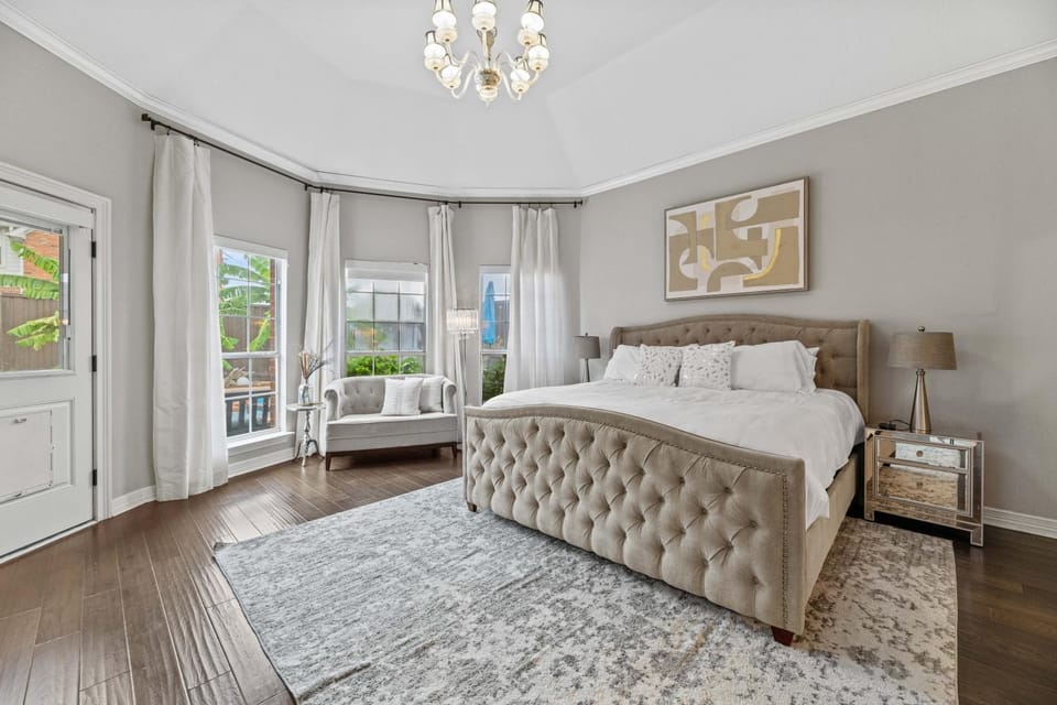 Urban Oasis in Plano 5BD & Heated Pool House in Plano