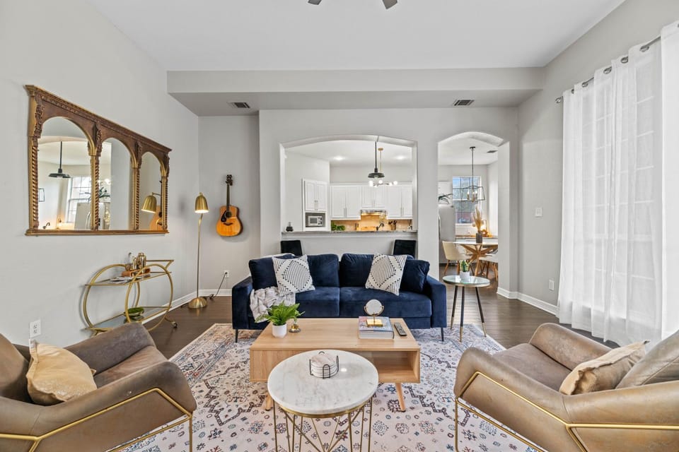 Urban Oasis in Plano 5BD & Heated Pool House in Plano