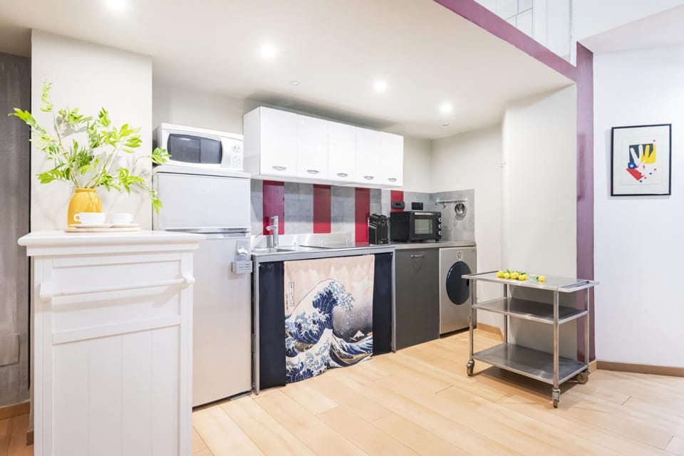 Kitchen or kitchenette, stove, washing machine