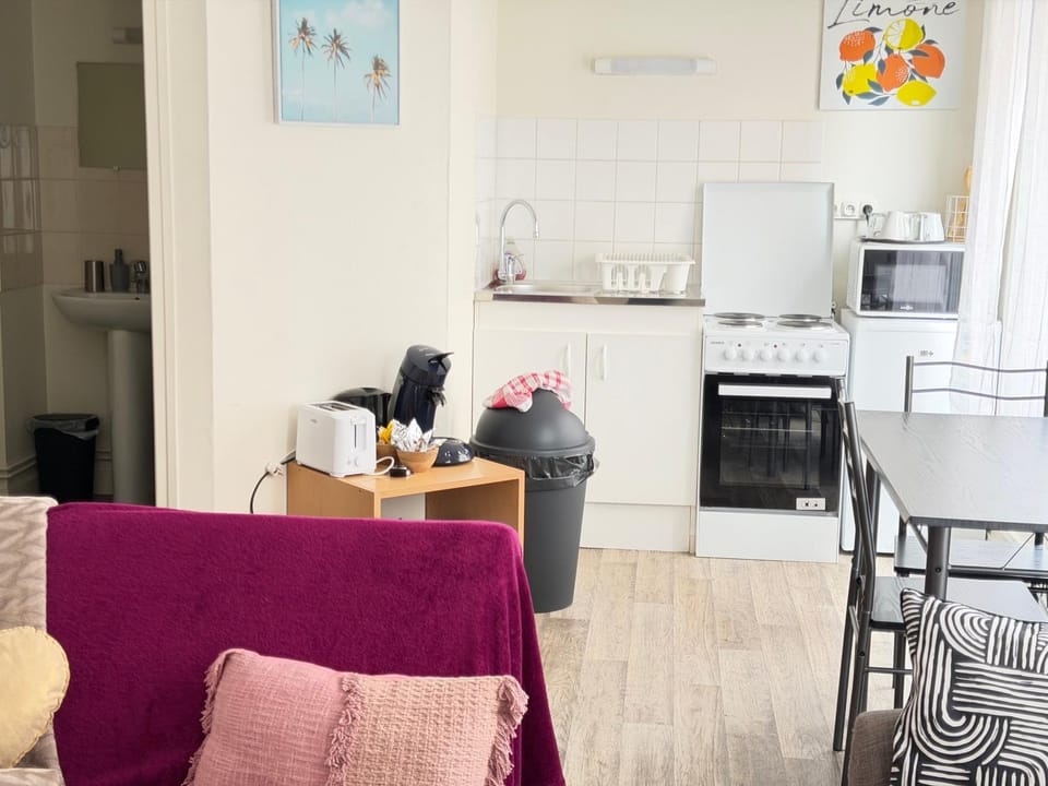 Kitchen or kitchenette, Living room, oven, stove, toaster