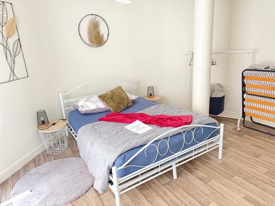 Bed, Bedroom, towels