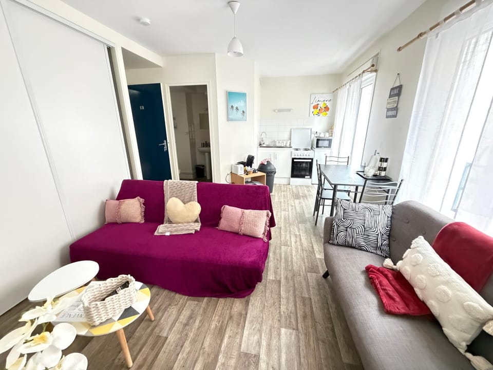 Kitchen or kitchenette, Living room, Dining area, oven, toaster