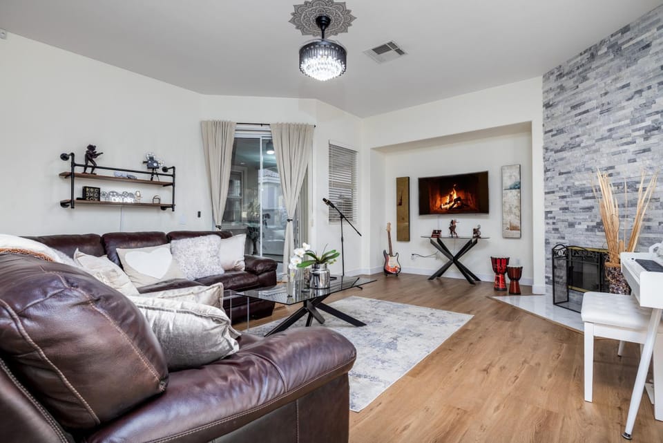 TV and multimedia, Living room, Seating area, Family