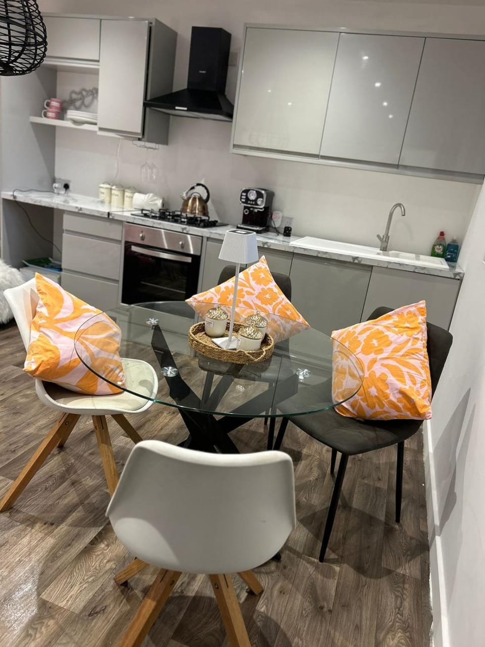 Coffee/tea facilities, View (from property/room), Kitchen or kitchenette, Living room, Seating area, Dining area, Garden view, Lake view, Landmark view, Landmark view, River view, oven, pet friendly, stove