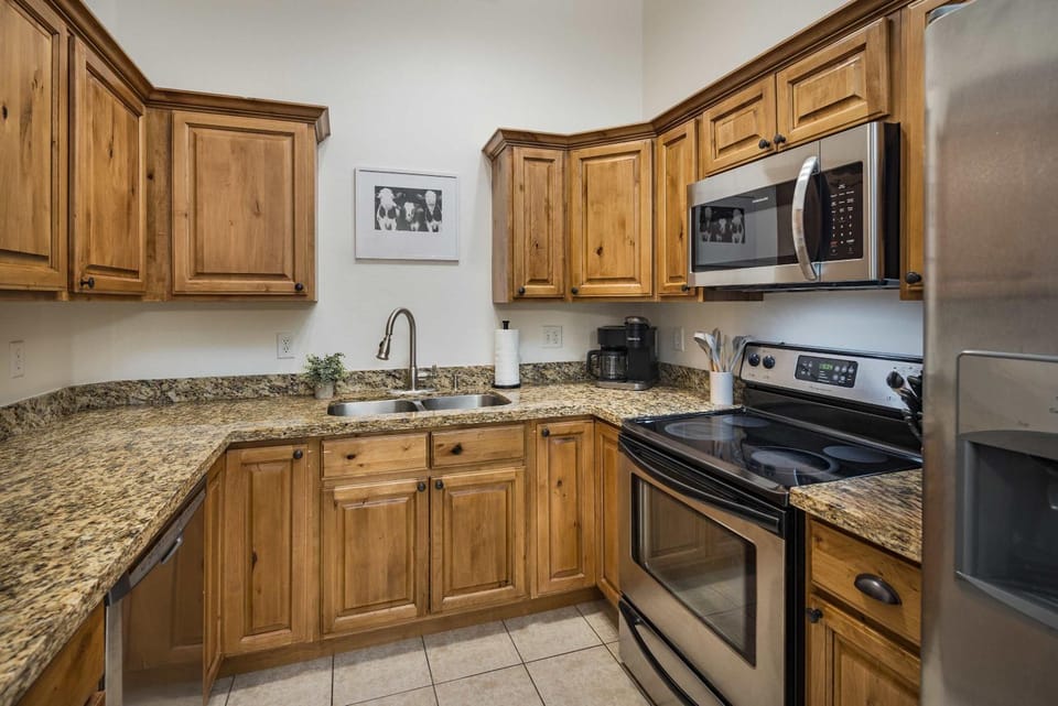 1L Top Floor Moab RedCliff Condo POOL & HOT TUB House in Utah