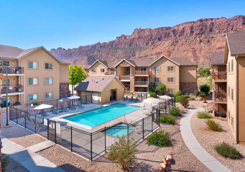 1L Top Floor Moab RedCliff Condo POOL & HOT TUB House in Utah
