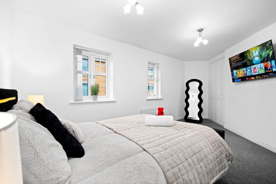 Bed, TV and multimedia, Photo of the whole room, Bedroom