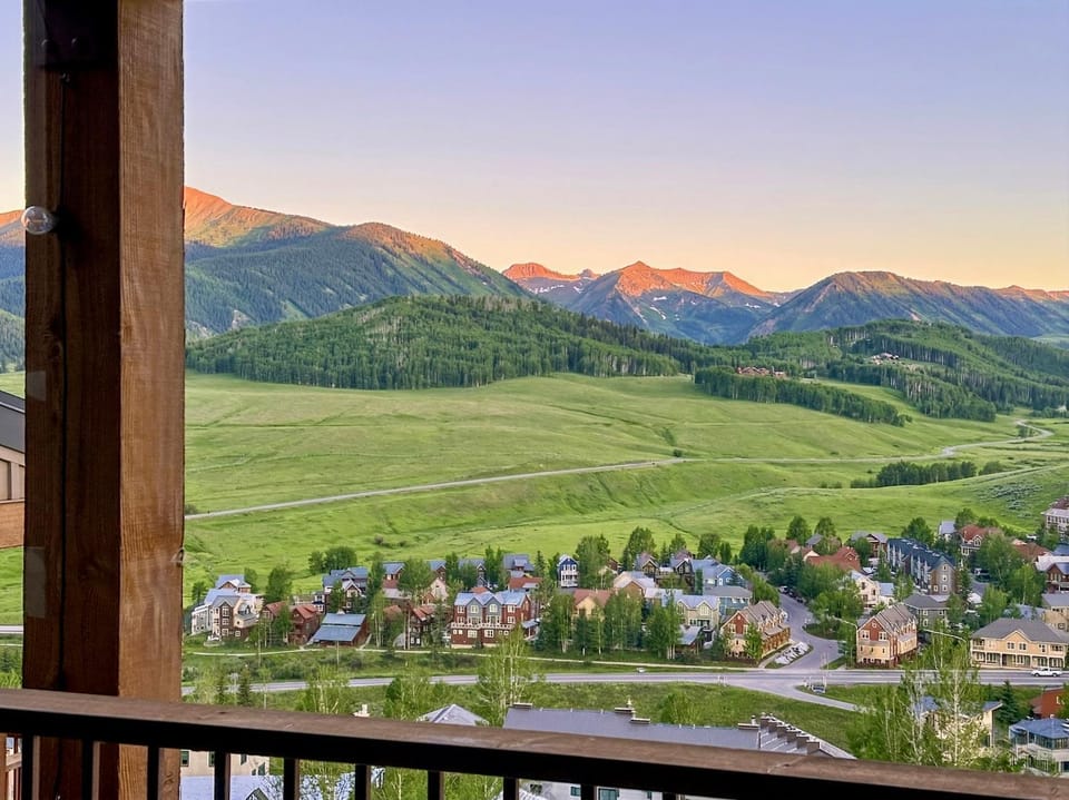 View (from property/room), Balcony/Terrace, Mountain view, Sunrise