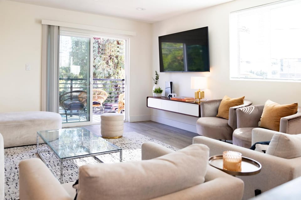 TV and multimedia, Living room, Seating area, Evening entertainment