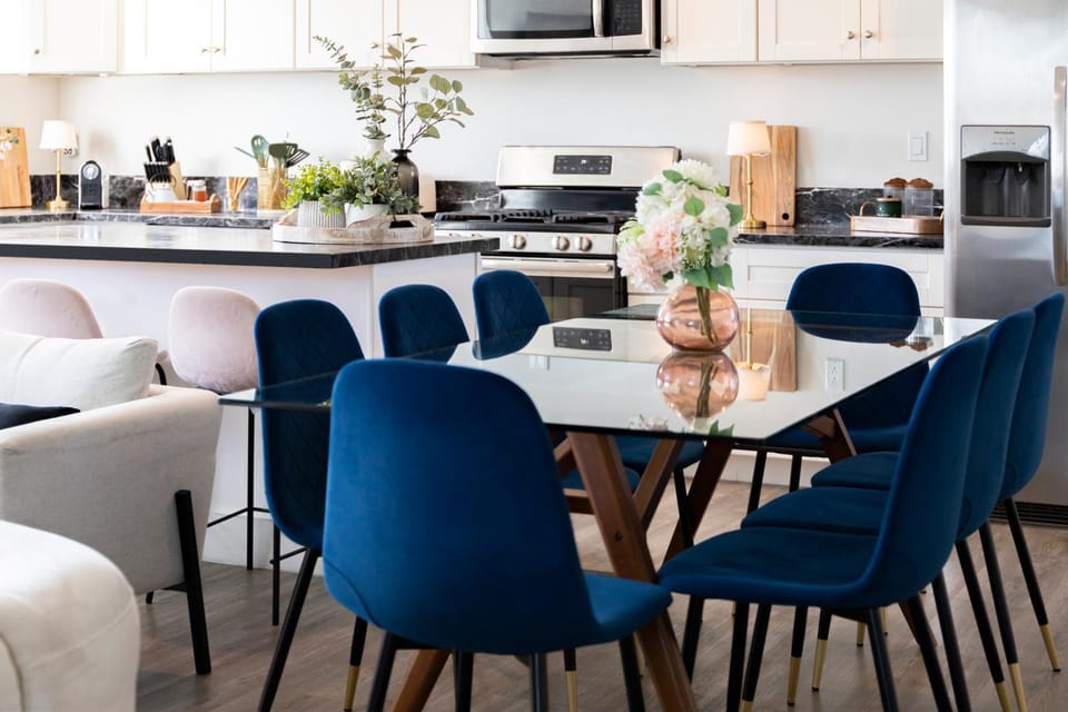 Kitchen or kitchenette, Living room, Seating area, Dining area, stove
