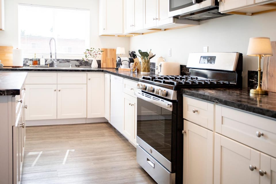 Coffee/tea facilities, Kitchen or kitchenette, dishwasher, stove, toaster