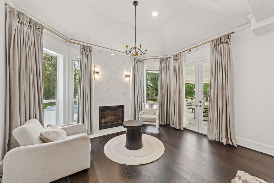 Seating area, Bedroom, fireplace