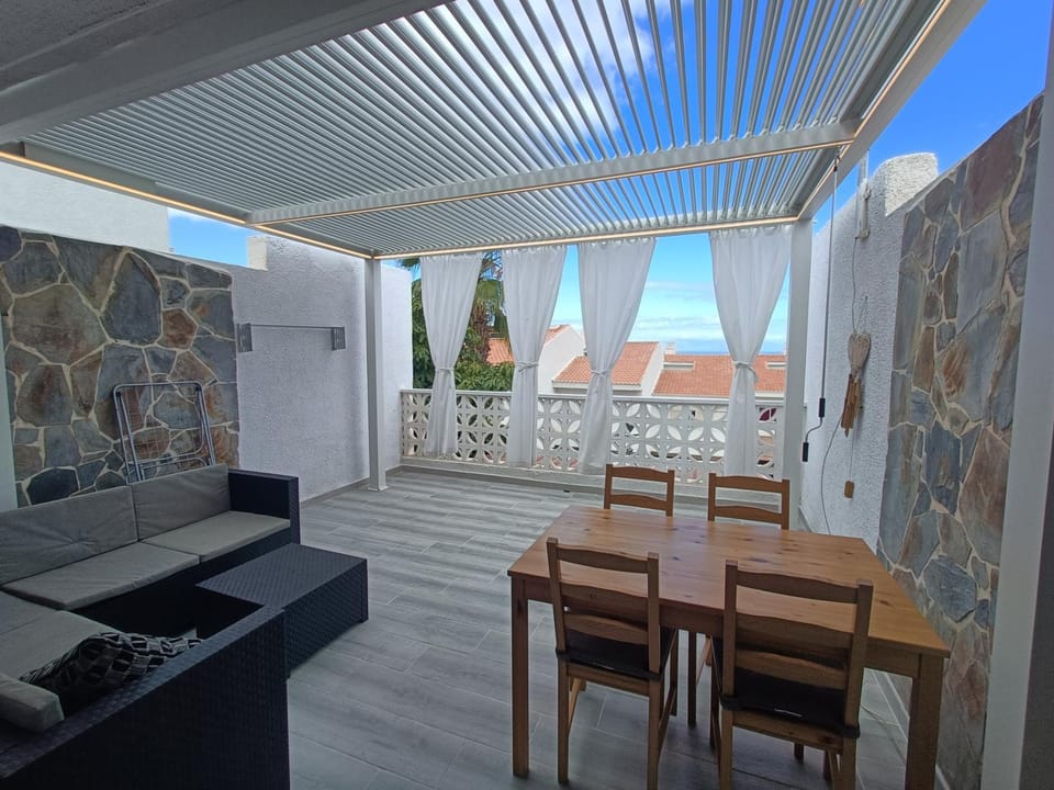 Property building, View (from property/room), Balcony/Terrace, Living room, Seating area, Dining area