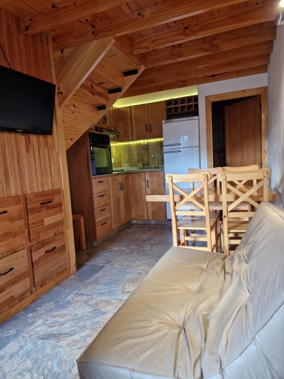 TV and multimedia, Living room, Seating area, Dining area