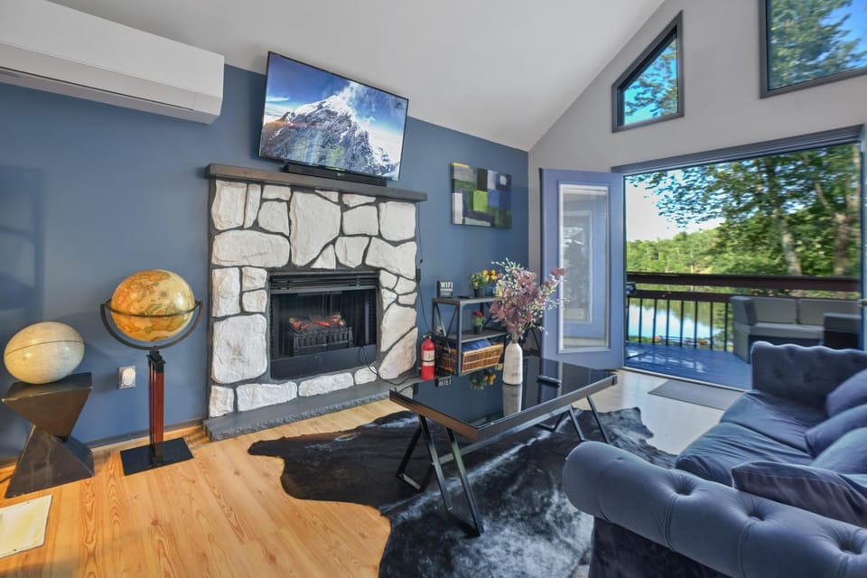 5 Bedroom Cozy Retreat Lakefront Villa in Stroud Township