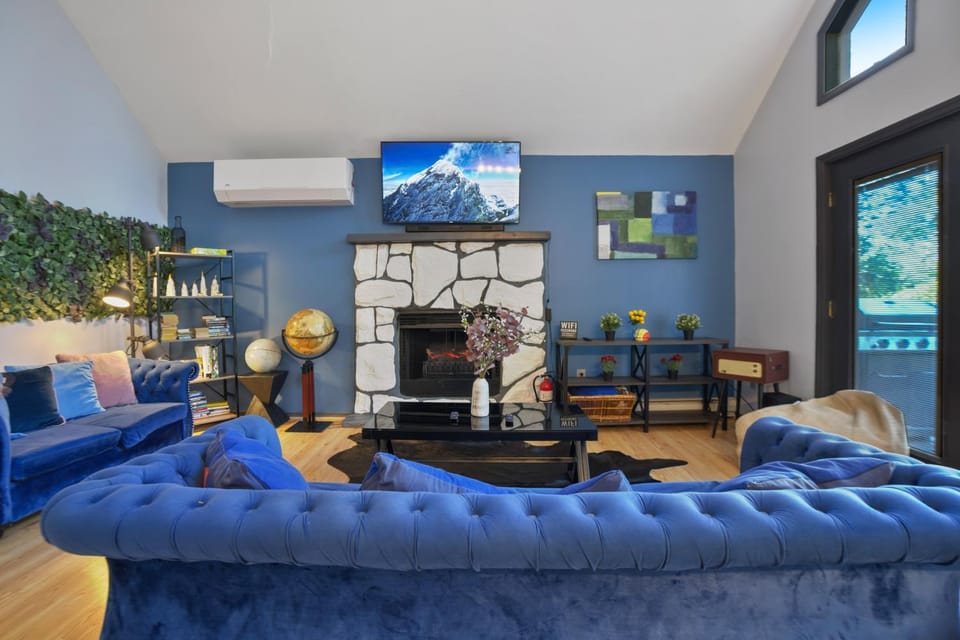 5 Bedroom Cozy Retreat Lakefront Villa in Stroud Township