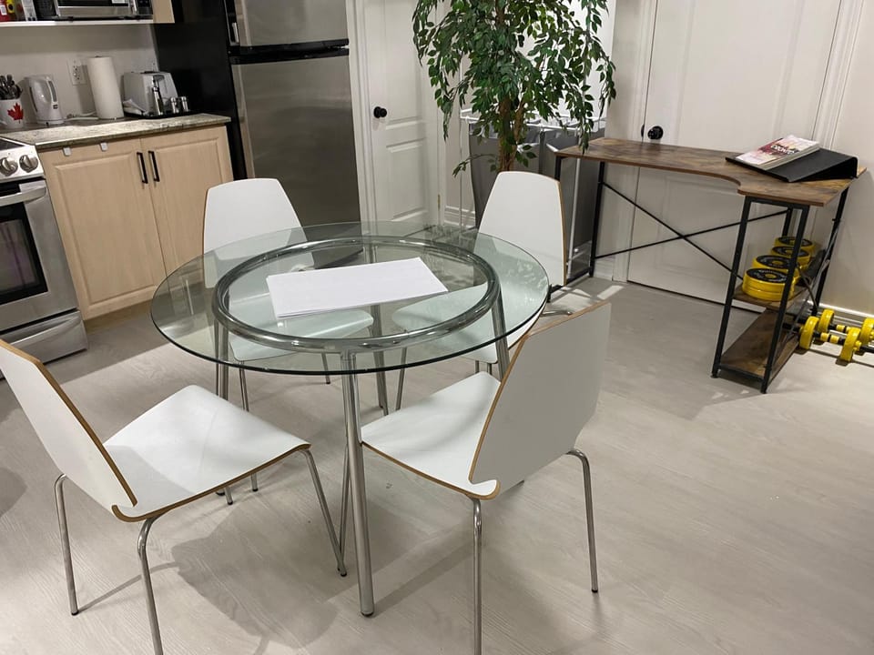 Kitchen or kitchenette, Dining area