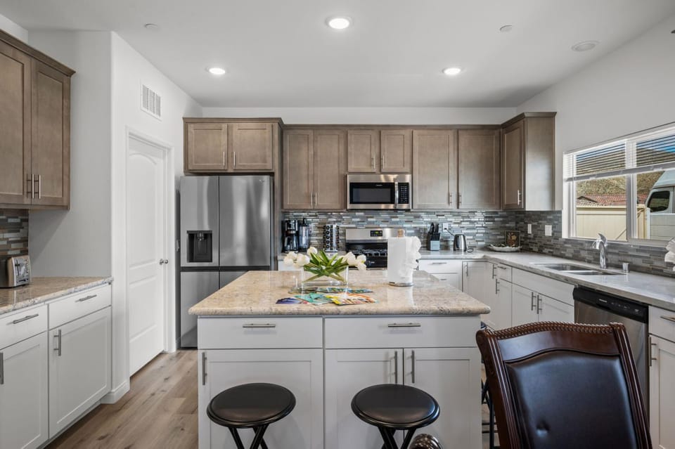 Kitchen or kitchenette, dishwasher