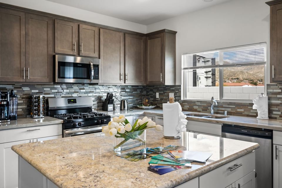 Kitchen or kitchenette, dishwasher, stove