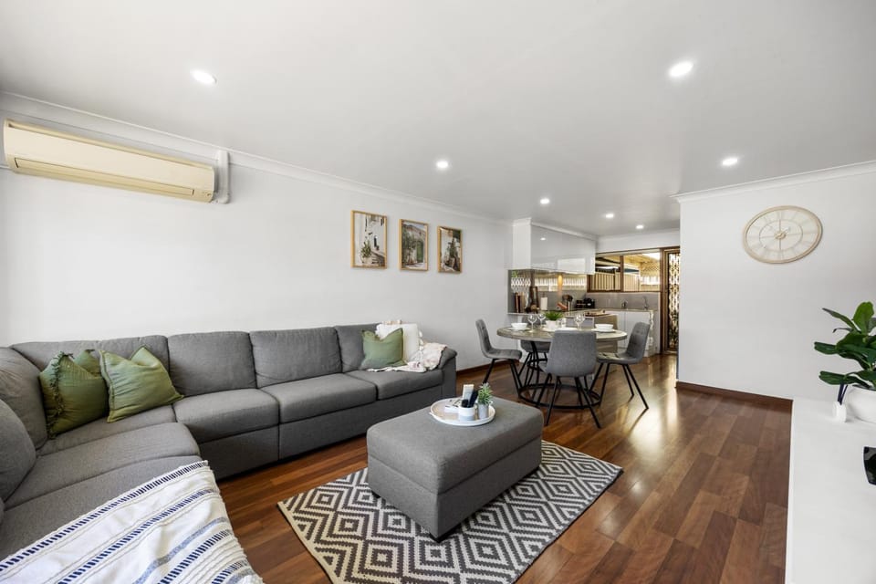 Living room, Seating area, air conditioner