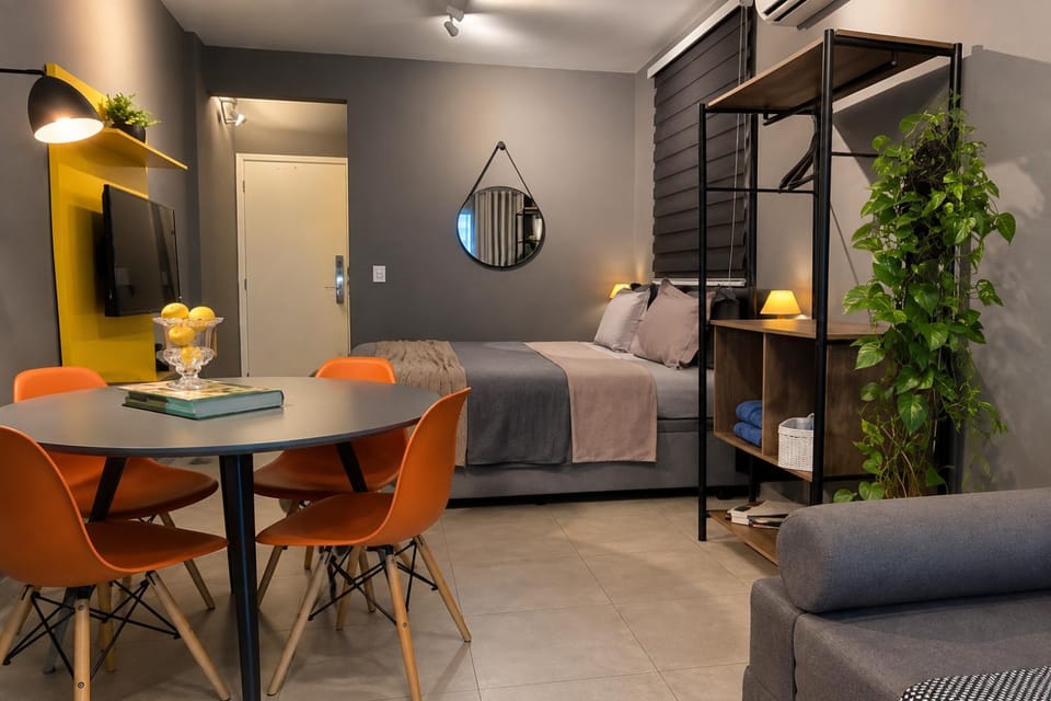 Bed, TV and multimedia, Photo of the whole room, Decorative detail, Seating area, Dining area, Bedroom, Area and facilities, flat iron, wardrobe