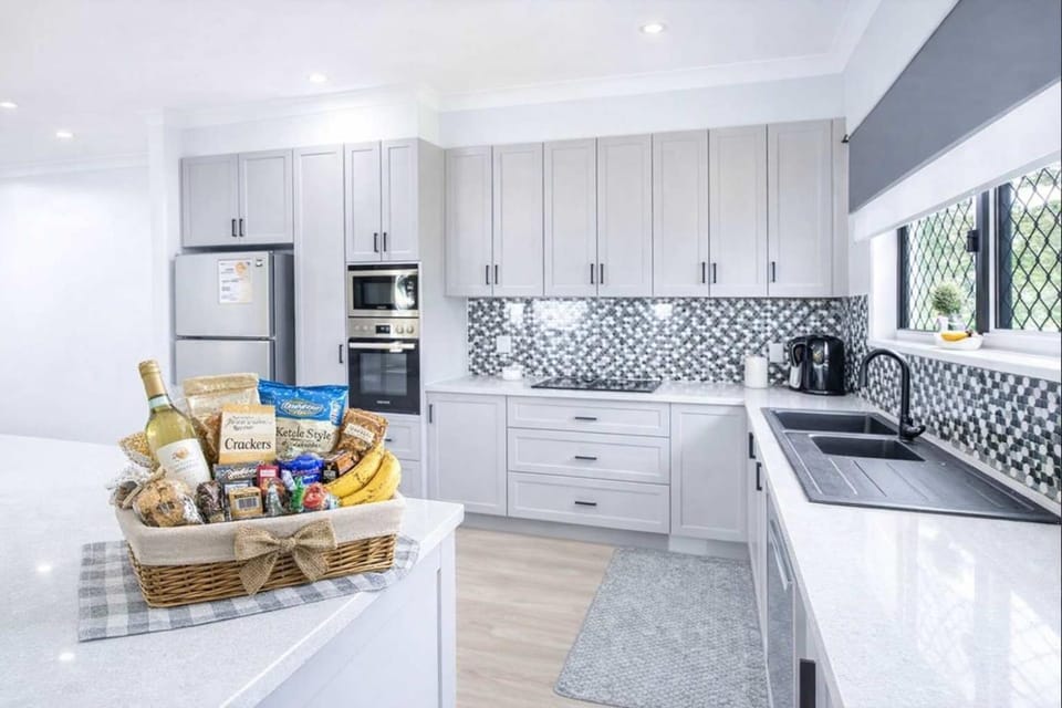 Coffee/tea facilities, Kitchen or kitchenette, Dining area, dishwasher, oven, stove, toaster