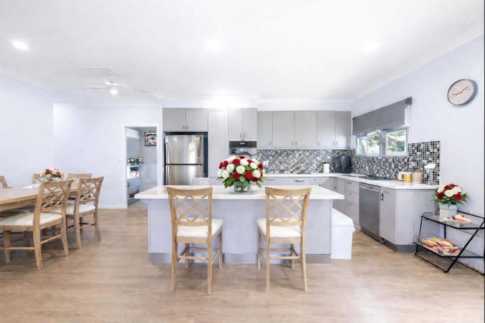 Kitchen or kitchenette, Living room, Seating area, Dining area, dishwasher, oven, stove