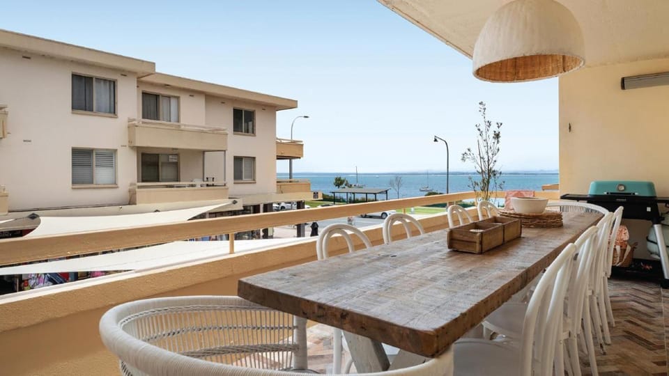 Communal lounge/ TV room, Day, View (from property/room), Balcony/Terrace, Seating area, Dining area, Beach, Evening entertainment, Sea view