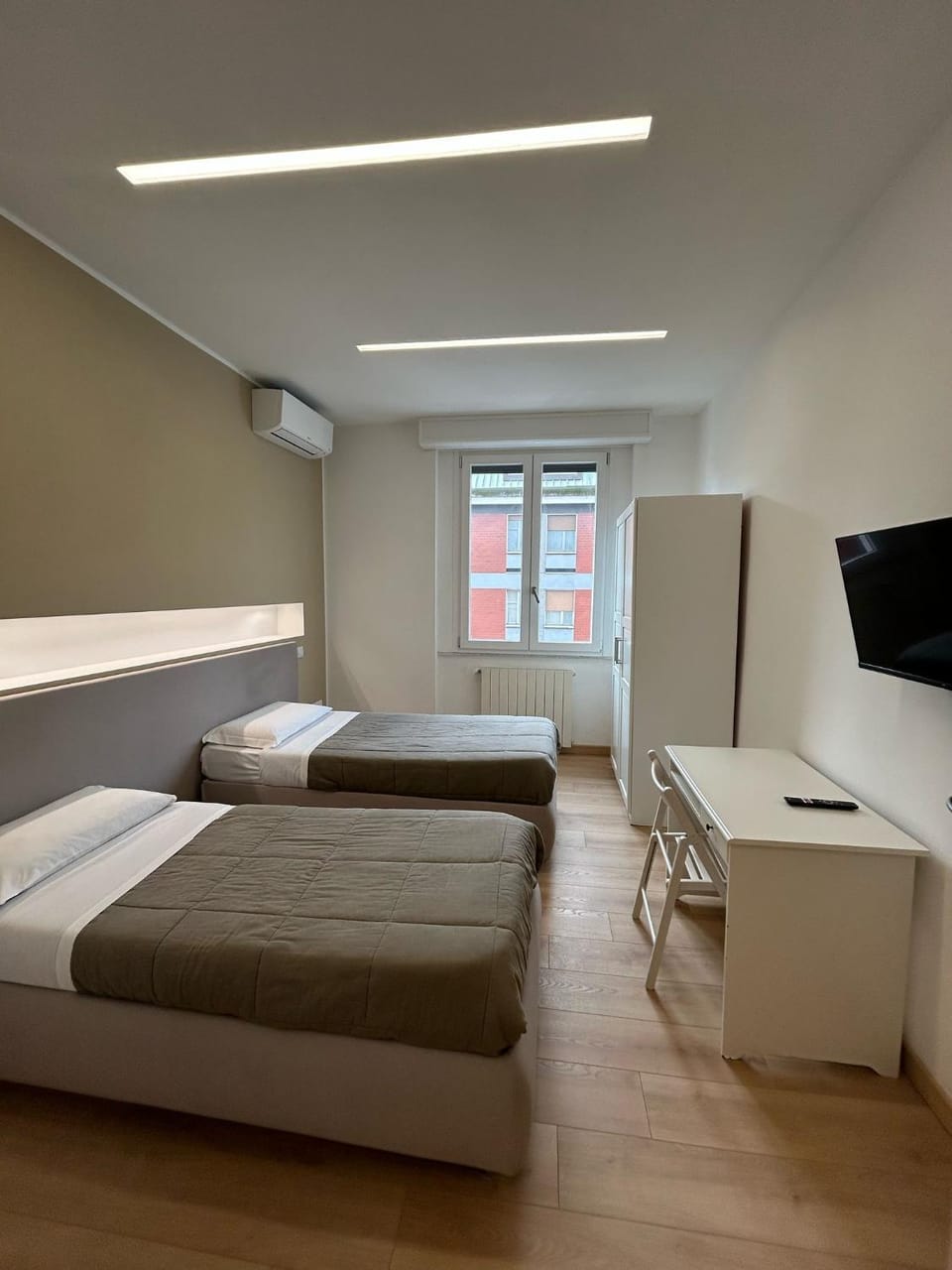 Bed, TV and multimedia, Photo of the whole room, Bedroom