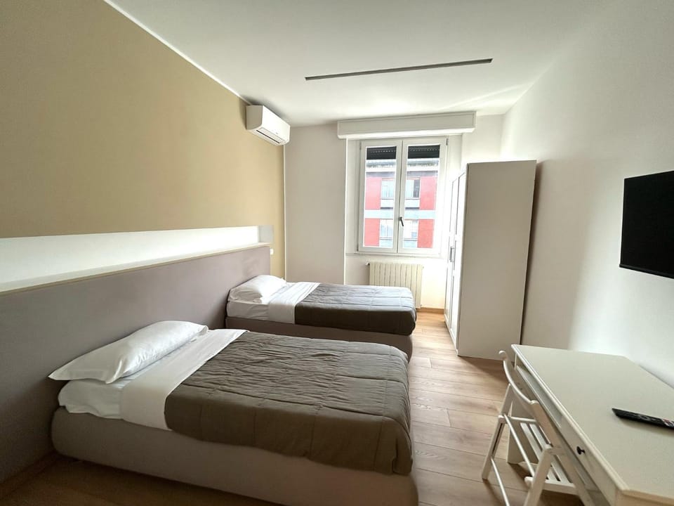 Bed, TV and multimedia, Photo of the whole room, Bedroom
