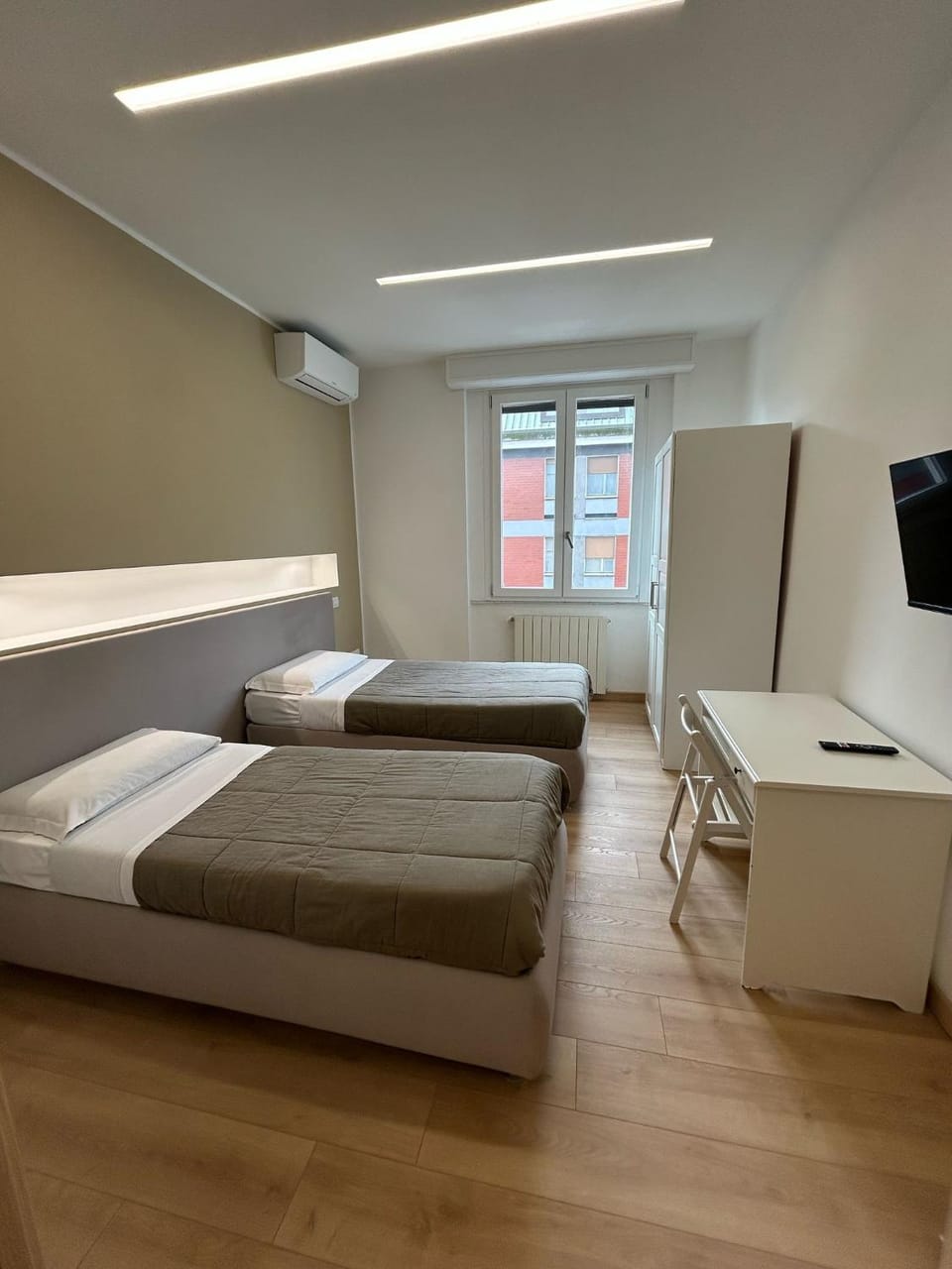Photo of the whole room, Bedroom