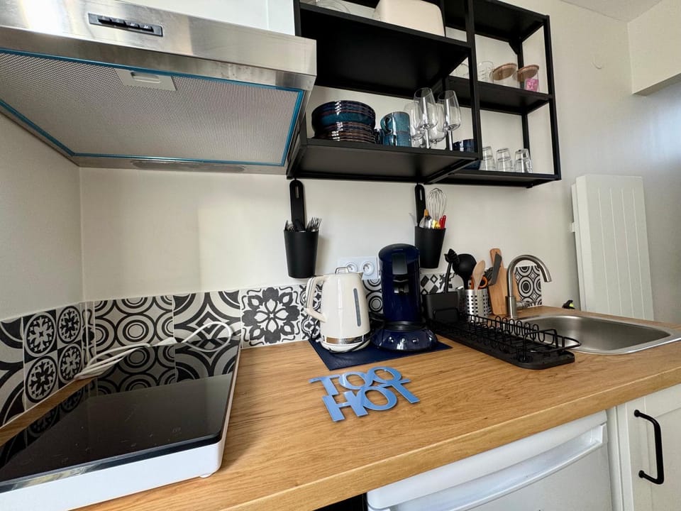 Coffee/tea facilities, Kitchen or kitchenette, stove, toaster