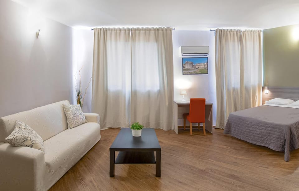 Photo of the whole room, Seating area