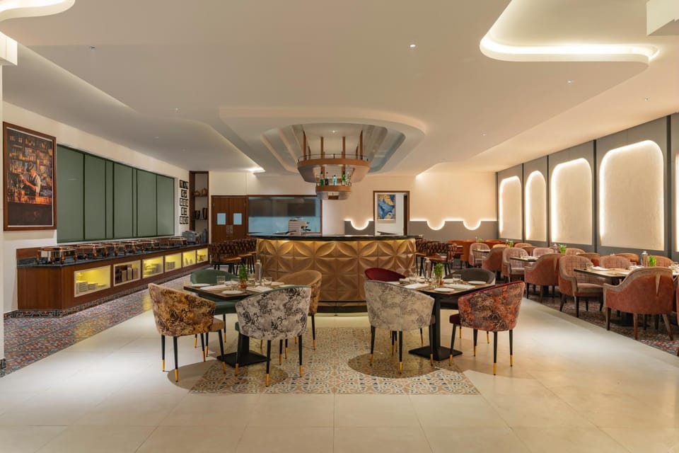 Restaurant/places to eat, Living room, Food