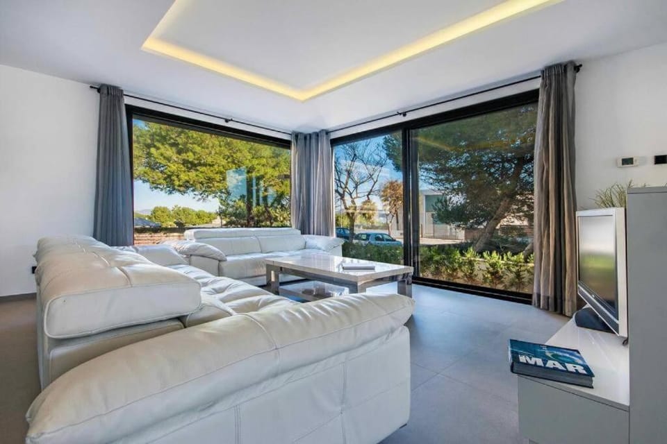 Living room, Seating area, Evening entertainment, Garden view