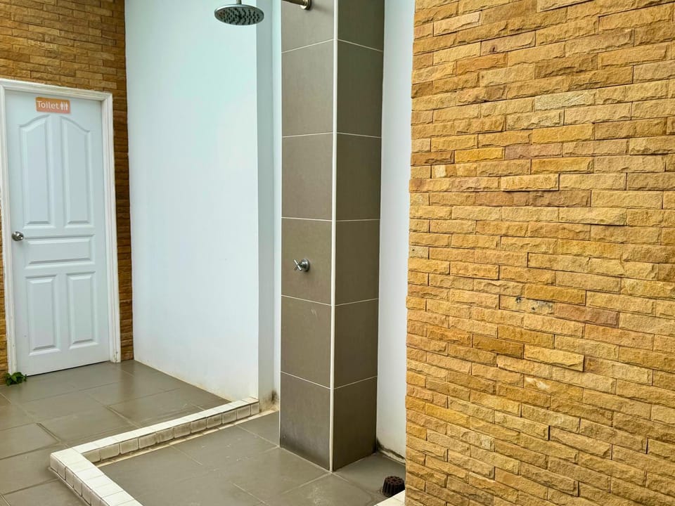 Shower, Swimming pool, Internal: Not applicable to any particular room