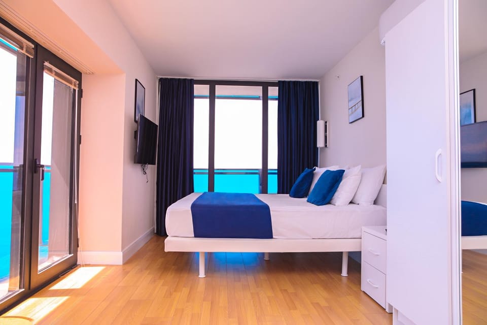 Bed, Living room, Photo of the whole room, Seating area, Bedroom