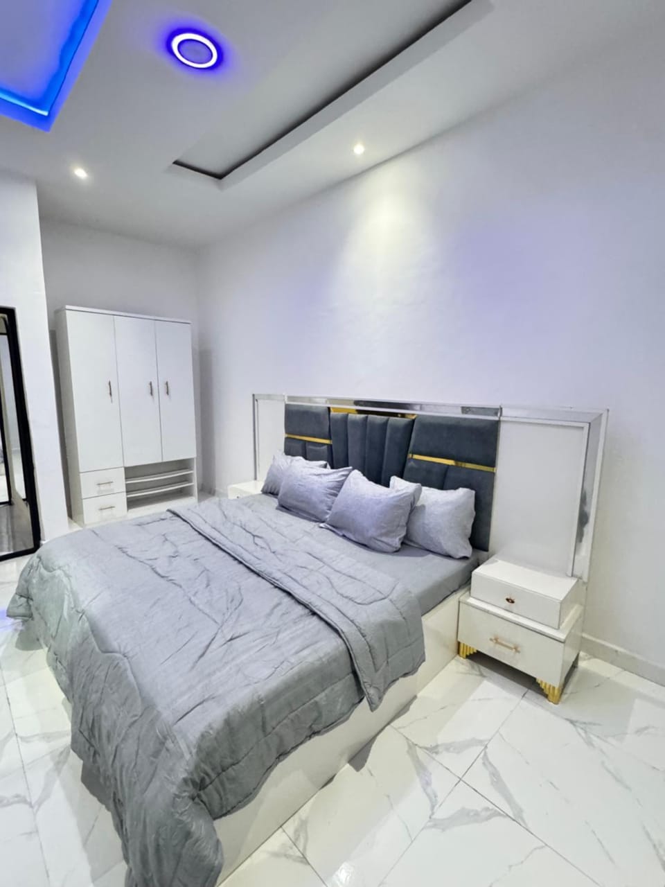Bed, Bedroom, towels
