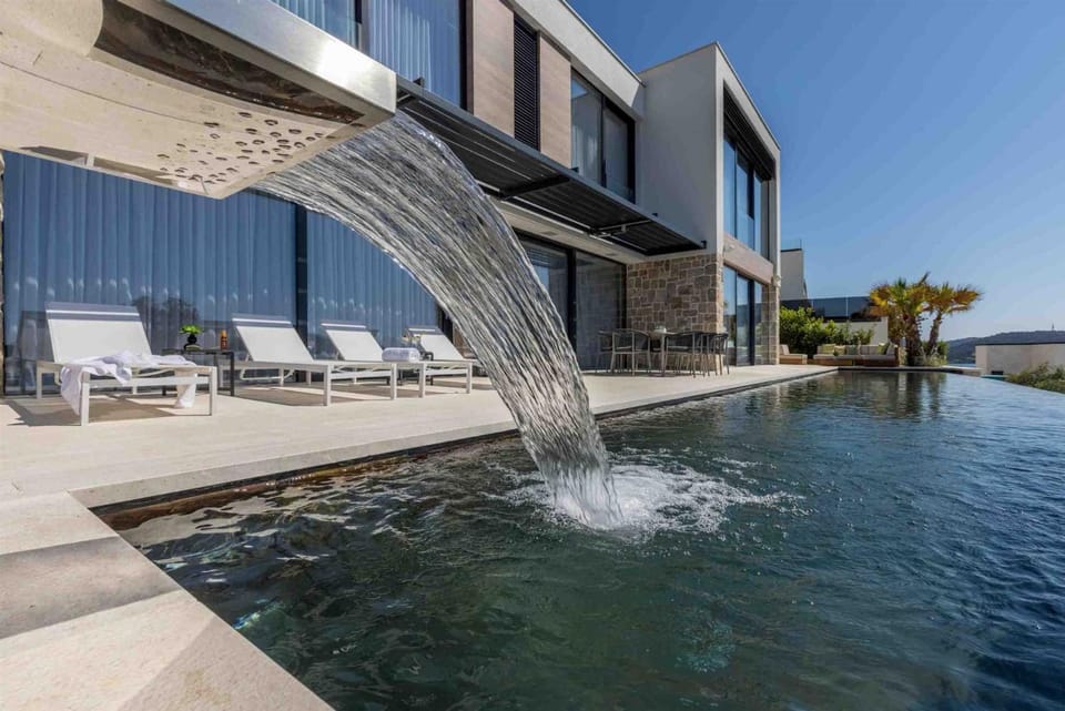Property building, Patio, Day, Pool view, Swimming pool, sunbed