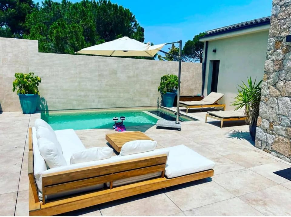 Property building, Patio, Day, Pool view, Swimming pool, sunbed