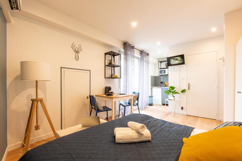 Bed, Kitchen or kitchenette, Decorative detail, Dining area