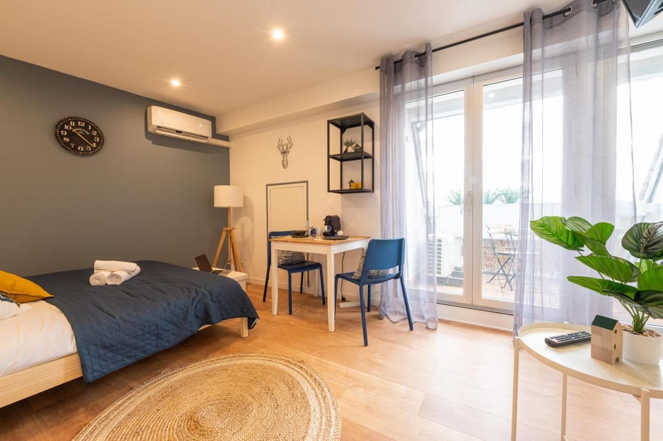 Bed, Photo of the whole room, Decorative detail, Dining area