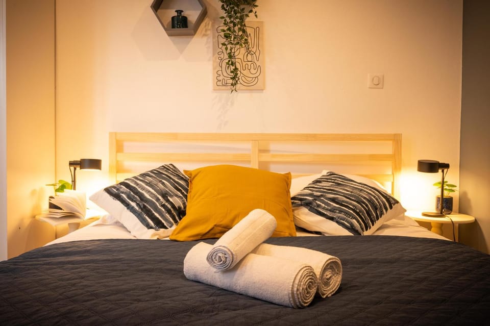 Bed, Decorative detail, towels