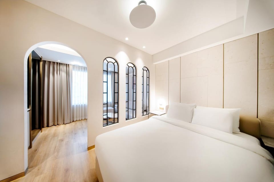 Photo of the whole room, Bedroom