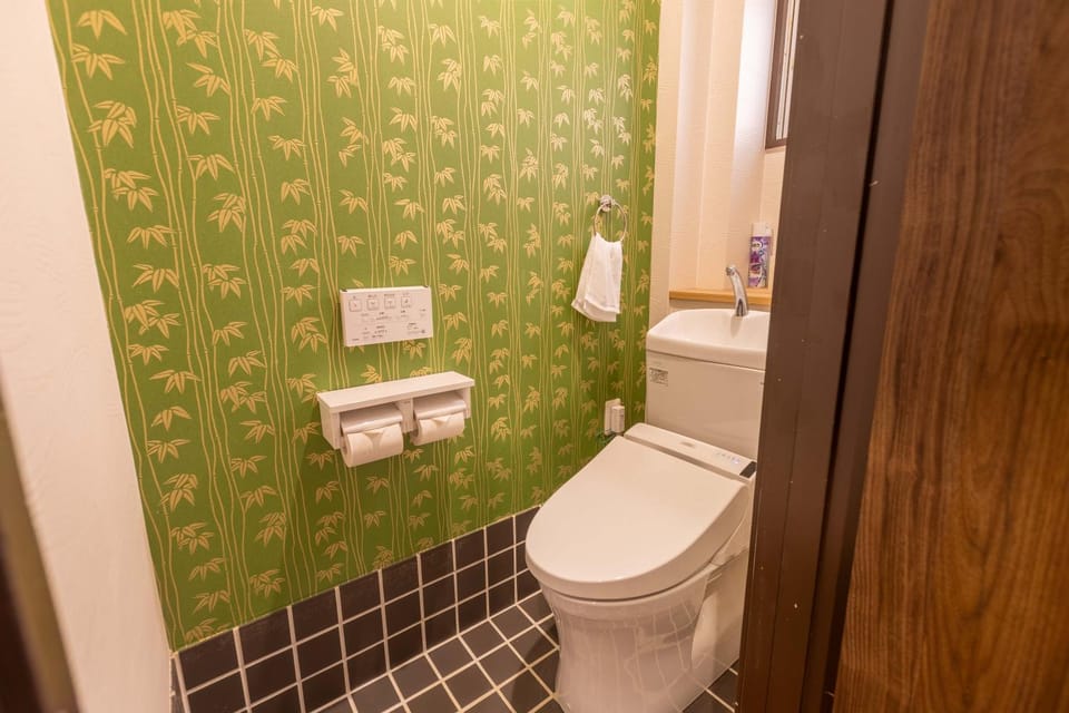 Toilet, bidet