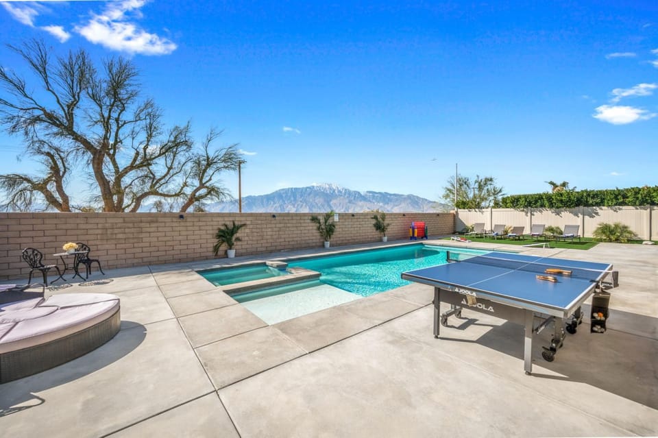 Hot Tub, Table tennis, Pool view, Swimming pool, sunbed