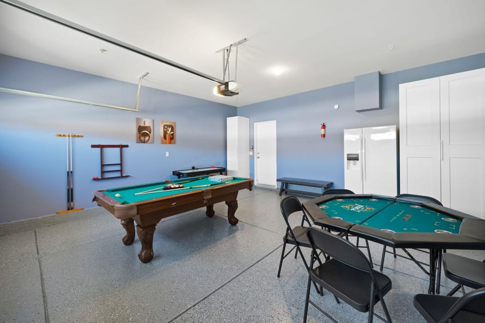 Billiard, Game Room