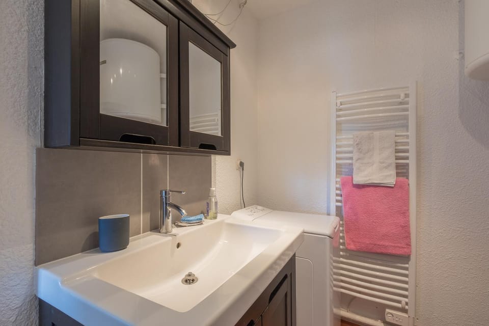 Bathroom, towels