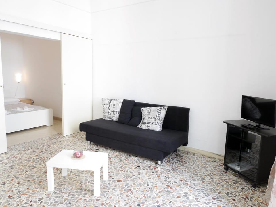 Bed, Day, TV and multimedia, Living room, On site