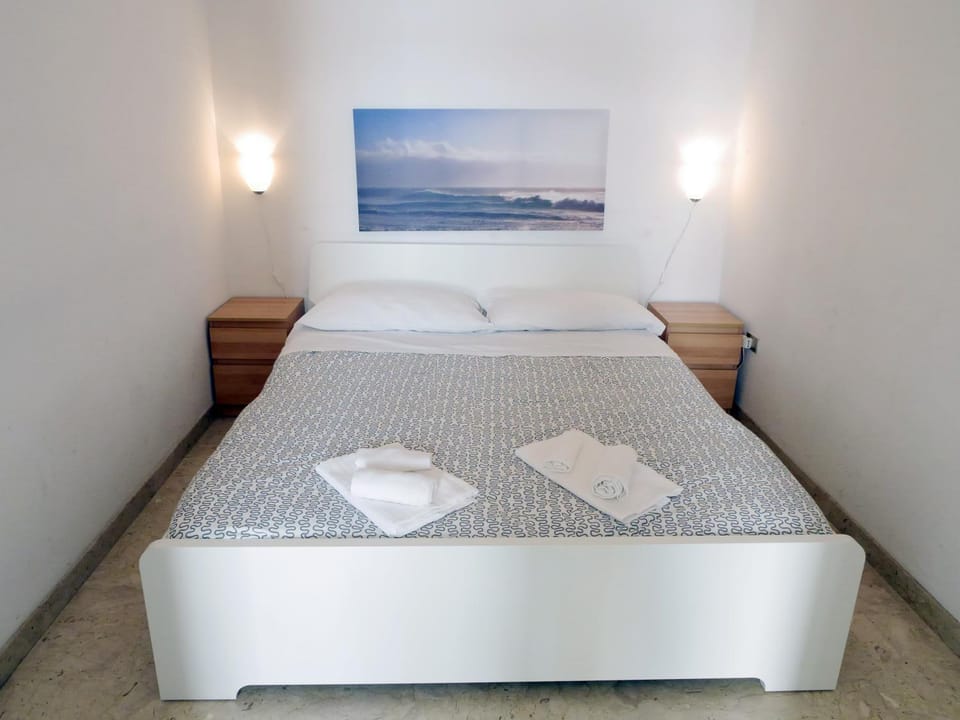 Bed, Day, Decorative detail, Bedroom, On site
